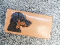 Der Leder Geldbeutel mit dem Hundeportrait von außen